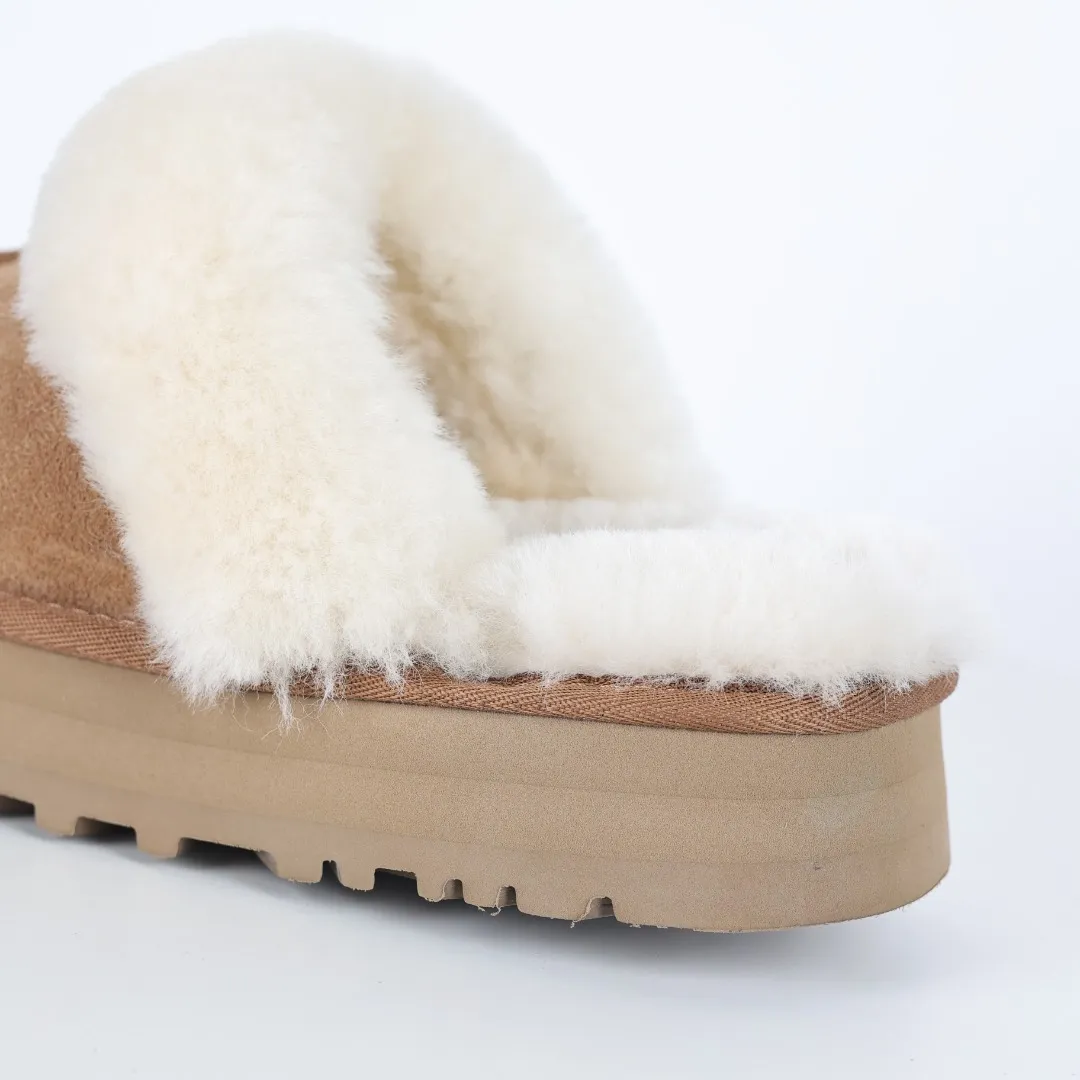 Pick up locally 💰520, the core recommendation is good price UGG Coquette three-layer thickened lazy slippers, popular Xiaohongshu style, Henan Longfeng leather production, sheepskin and wool integration, top quality in the market, 2-3 cm cashmere insole, keeping warm in winter, suitable for home use. In the new year, uug launched a style series, which is partially geared towards the preferences of young consumers, and has also been at the forefront of fashion trends. Shoe body material, water-repellent coated suede upper 17mm UGGPURE™ implanted wool insole Lightweight non-slip comfortable rubber outsole With brand LOGO Trademark Comes with full packaging Size: 35 36 37 38 39 40
